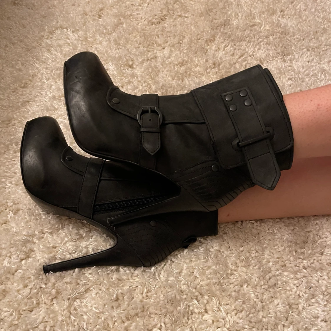 Oanvända Stövletter i svart skinn stl38  - 90