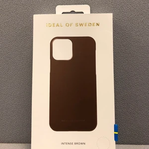 iDeal of Sweden iPhone 11 - Intense Brown är ett mjukt och stilrent skal som har en intensiv brun läderliknande nyans. Produkten har aldrig använts eller blivit uttagen ur dess förpackning. Orginalpris: 349kr Säljespris: 100kr