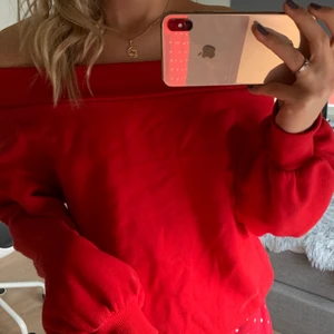 Off shoulder tröja - röd off shoulder tröja. bra skick, skriv för fler bilder eller frågor❤️