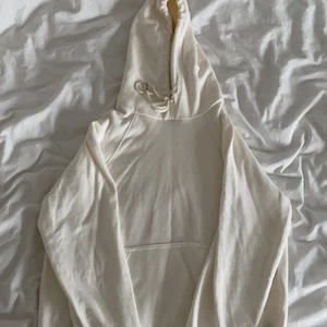 Hoodie - Beige/vit hoodie köpt från hm🤍 storlek xs🤍