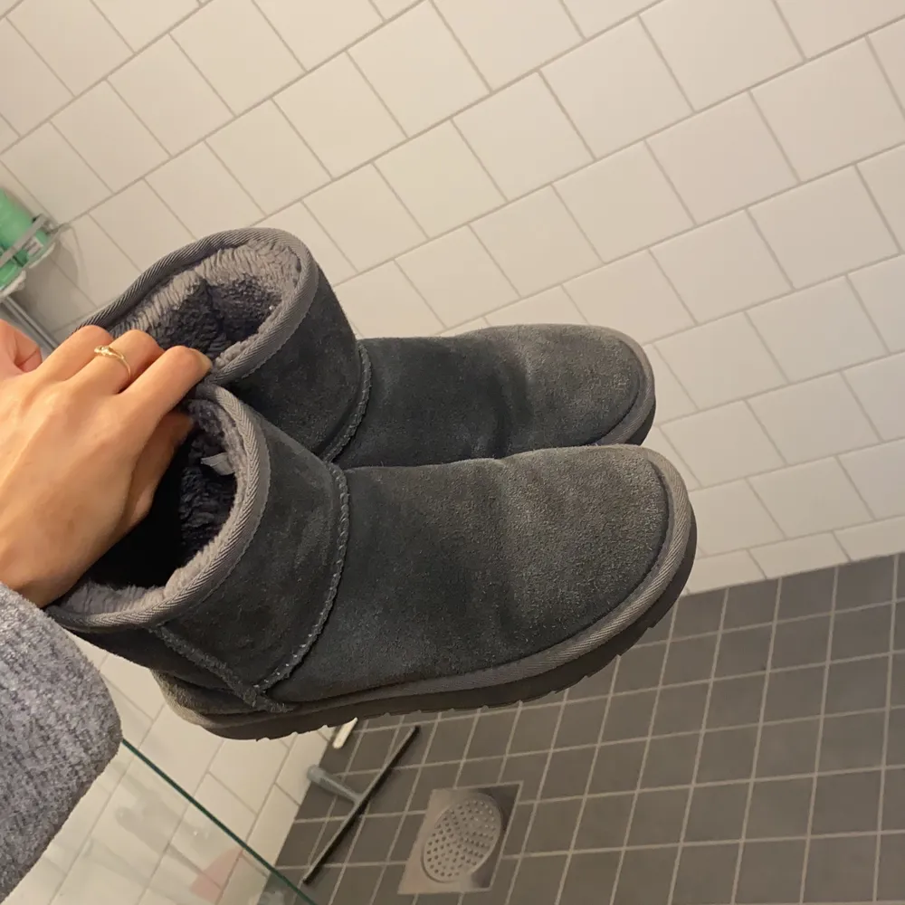 Säljer dessa liknande uggs som köptes för 600kr men bara använts två gånger och är i riktigt bra skick! De är dessutom riktigt varma och har skönt material på insidan💕. Skor.