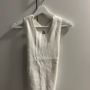 Topp med öppen rygg - Aldrig använd 