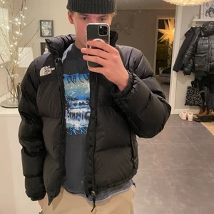 North face retro nupste 1996 - Tjaa, säljer nu min tnf 1996 nupste jacket. Mycket fint skick, köpte den i slutet av förra vintern, så inte använd så mycket. Säljer den eftersom jag har väldigt långa armar så tycker den är lite för kort. Jackan är väldigt eftertraktad och vad jag vet så är den slutsåld på alla webbsidor.  Storlek L. Släpper den inte under 2500kr ⚡️⚡️
