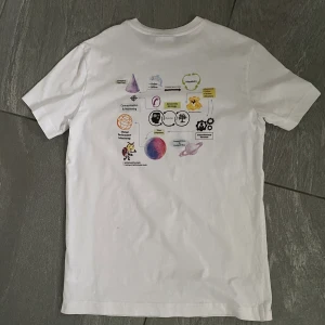 Tshirt  - Knappt använd, cool tshirt från weekday