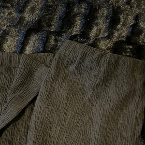 Byxor med slits - Dessa är skit sköna men används inte längre. Högmidjade men vikt ner på sista bilden,, ser ut som linnebyxor🐢 lite långa på mig som är 157cm (köparen står för frakten) original pris 249kr