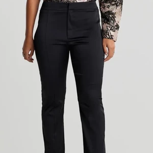 Silkes byxor  - Super super snygga silkes byxor från Gina Tricot, helt slutsålda. Passar mig perfekt som är 176😍😍😍😍