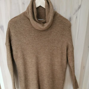 Stickad klänning strl s - Stickad klänning från only med polokrage i strl S. Köparen står för frakten ☺️