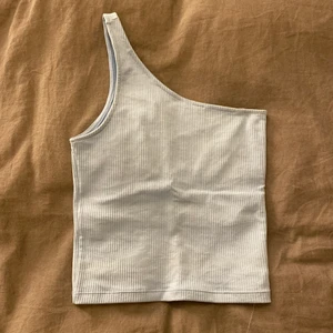 Ljusblått linne från Ginatricot - Supersnyggt ljusblått linne från Ginatricot i storlek xxs❤️ Passar även som xs💕 Säljer pga att det är lite för litet på mig