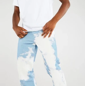 Moln jeans - Size 32/32     Använda 3 gånger.   Köpta på Jaded london