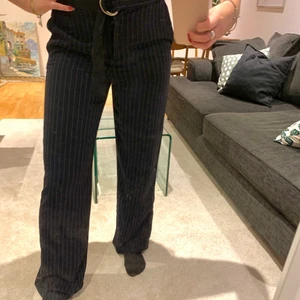 Kostymbyxor från mango  - Marinblå kostymbyxor med ränder och snyggt spänne. 