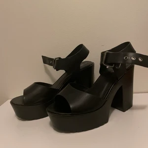 Svarta klackar - Coola svarta klackar med ganska tjock och hög klack. De är strorlek 39 men skulle säga att de är stora i storleken.