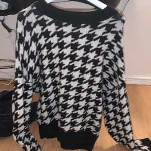 Stickad tröja - Säljer denna stickade tröja pga att jag inte använder den längre💛