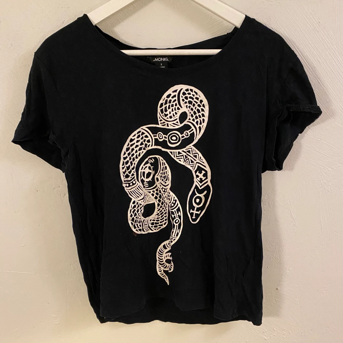 Svart T-shirt med orm