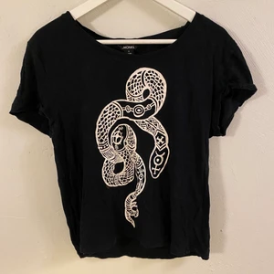 Svart T-shirt med orm - 100% bomull, helt felfri