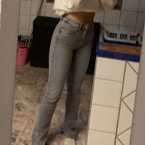 Zara jeans  - Intressekoll på vad ni vill köp dessa byxorna för, gråa zara jeans med slits! Andvända 1 gång 