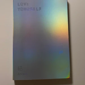 Love Yourself Answer BTS Album  - BTS Love Yourself Answer Album Version: F. Jättefint album, köpt tidigare på plick har en liten buckla på högra kant nere i hörnet men annars inget! Pc ingår ej men CD skivor gör! Hör av dig om du har frågor!💓