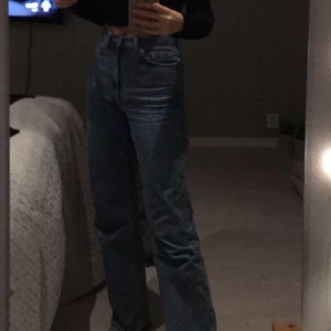 Weekday Jeans - Blåa jeans från weekday i storlek 26/32, sitter helt perfekt men har endast använt de tre gånger så känner att de är dags att föra dom vidare, verkligen så jäkla snygga (önskar att de var min stil haha) 💞 frakten står jag för💞