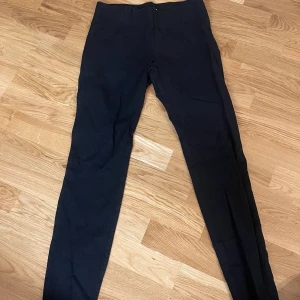 Kostymbyxor  - Sömmarna gått upp lite men går enkelt att laga. Dörför säljs de så billigt 