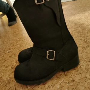 Johnny Bulls stövlar fodrade - Jättefina äkta Johnny Bulls stövlar som är fodrade. Storlek 36. Köptes för 1200kr. Mycket bra skick :) 💫BUDA EJ OM DU INTE HAR MÖJLIGHET ATT BETALA💫