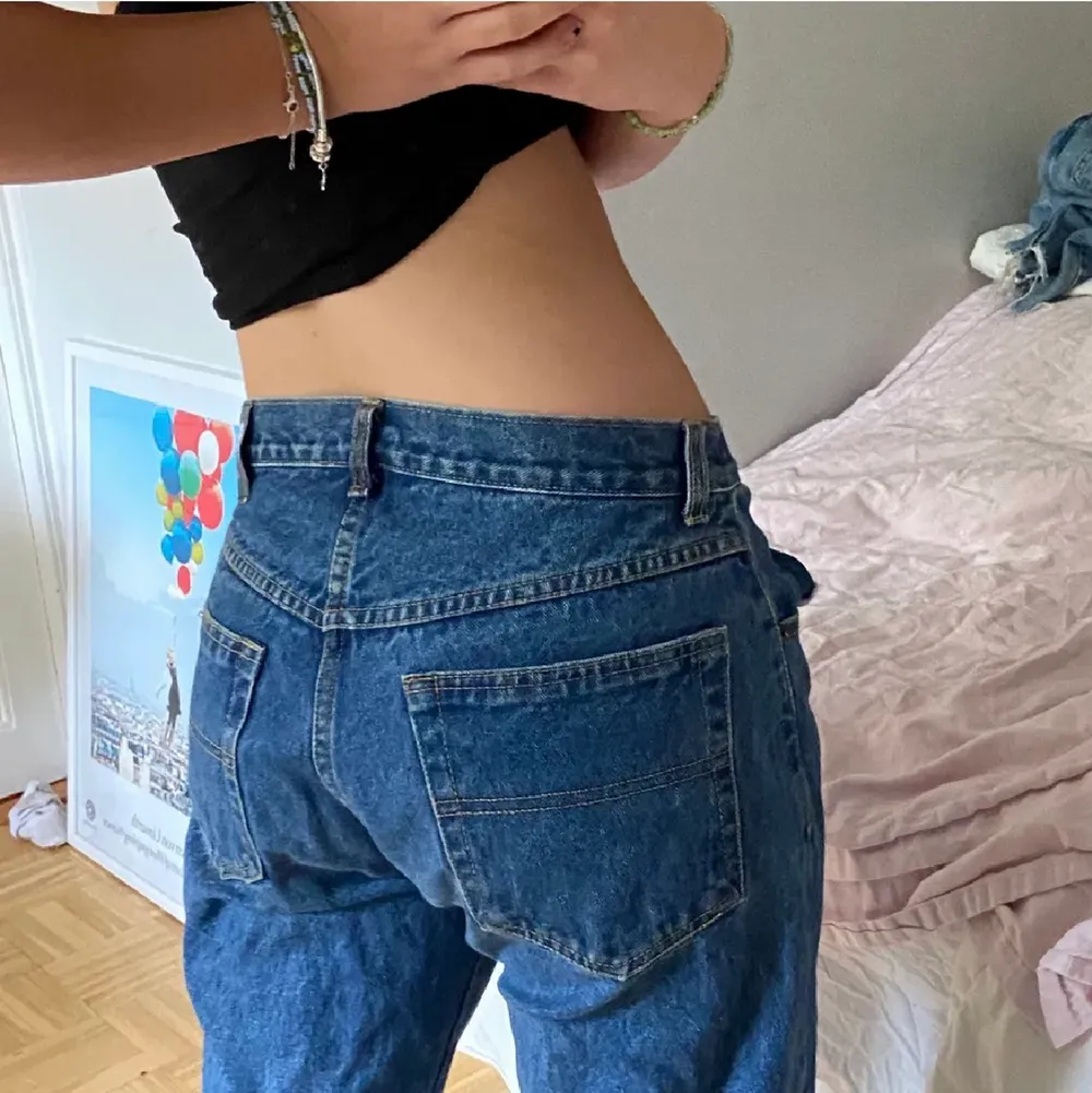 Jättefina mörkblåa jeans som jag har köppt här på plick, va tyvärr för stora för mej så säljer vidare dom, inte mina bilder💕. Farkut & Housut.