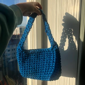 crocheted handmade bag - Egenvirkad handväska gjort på tjockt tyggarn för tjock cool textur. 