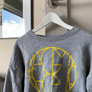 Tröja från Dagmar  - Superfin tröja från Dagmar i bra skick. I storlek XS, sälj pågrund av att den inte kommer till användning. 