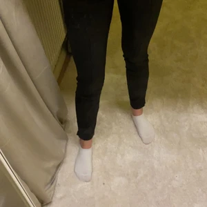 Skinnbyxor - Skinnbyxor från NAKD, aldrig använda!! Liten dragkedja ner till så man kan bestämma själv om man vill ha slits💓 skriv för frågor och fler bilder!