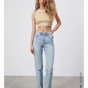 Zara jeans  - Säljer dessa skitsnygga mid-rise Zara jeans då de ej används. Jag är 172cm lång så som man ser är de ganska långa.❤️❤️‍🔥 Köparen står för frakt.