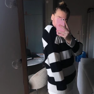 Randig stickad polotröja - Stickad polotröja med slitningdetaljer. Dropped shoulders. Storlek S men stretchiga tyg skulle passa XS-M beroende hur man vill passformen ska vara.