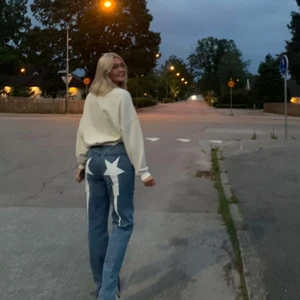 Jeans med stjärnor  - Säljer dessa jeans som jsg målat på, så snygga! Säljer då jag målat ett till par till mig själv!❤️ Jag är 170.
