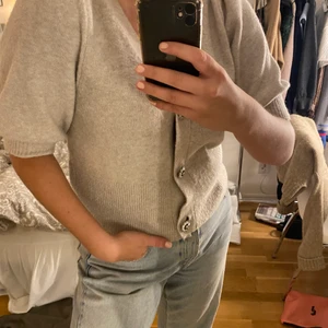 Snygg kofta med knappar - Säljer nu min finstickade kofta från HM, jättefina knappar som detaljer och perfekt beige färg. Storlek M och sitter perfekt. Spris 200 köparen står för frakten. Pris kan diskuteras💓