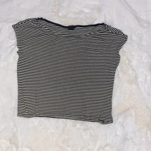 Svart Vit Randig T-Shiry - 40 cm lång, 38 cm bred över magen, stretchig och skönt material