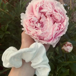 Scrunchie i 100% lin - Egensydda scrunchies i vitt linnetyg🤍. Skriv önskad storlek i beställning för bra passform. Kan mötas upp i Borås eller skicka paket (val av leverans kan justeras). Betalning sker via Swish. 
