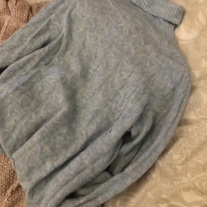 Kabelstickad tjocktröja Holly White  - Kabelstickad tjocktröja Holly White storlek S/M från Lindex