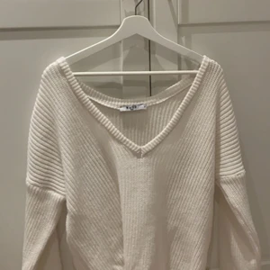 Stickad tröja  - En jättefin oversized stickad tröja från nakd i storlek S💕💕 