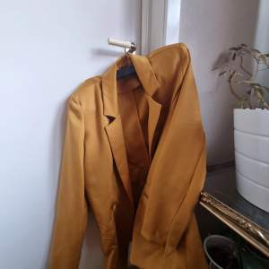 En oversized blazer med guld intonation från Gina Tricot. Min kamera fångade inte riktigt upp färgen på den sista bilden, men det var enbart för att visa detaljer. Ett bra plagg till alltifrån nyår till en vanlig utekväll! 