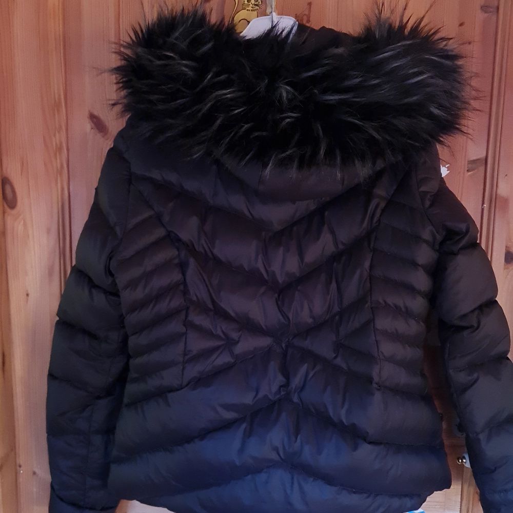 Säljer nu min vinterjacka från Chiara Forthi då den tyvärr blivit för liten. Köpt på Bubbleroom förra året. Använd en kort period förra vintern. Den är i superfint skick. Storlek 40. Nypris: 1599 kr. Mitt pris: 600 kr + spårbar frakt 66 kr.. Jackor.