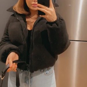 CROPAD ”PUFFJACKA” - Svart cropad puffjacka i svart. Väldigt varm, använd få gånger. Storlek S, säljer för 250kr. 