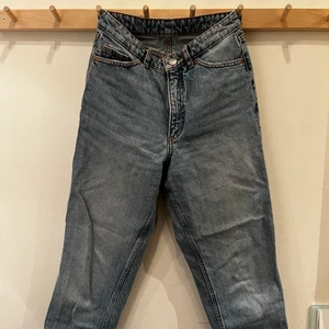 Högmidjade blå jeans från Monki - Högmidjade blå jeans från Monki. Sitter snyggt. storlek 25.