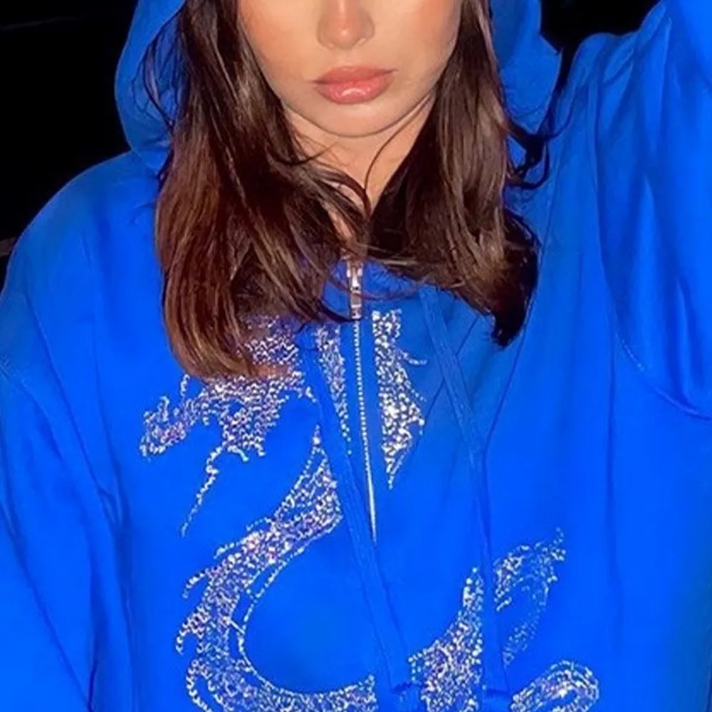 Oanvänd rhinestone hoodie där alla pärlor sitter kvar, är i helt nyskick i färgen blå. I storlek M och sitte lite oversize. Lägg bud i kommentarerna eller köp direkt för 350kr Köparen står för frakten! Läggs upp igen på grund av oseriösa köpare. . Tröjor & Koftor.