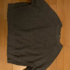 Slightly cropped sweater, 3/4 length sleeves, zipper in the back, good quality but too small on me