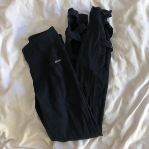 Vanliga träningsbyxor  - Vanliga träningsleggings, säljer billigt , kommer ej till användning , strlk xs men passar mig som är s