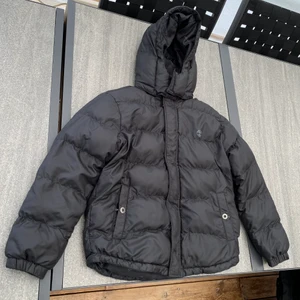 Timberland jacka XS/S - Väldigt bra skick på denna jackan då den endast använts fåtal gånger. Storlek XS, men passar även S. Skön och varm, passar bra både till höst och vinter. Kan hämtas upp i Malmö och Ljungbyhed!