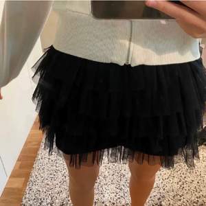 Jättefin kjol från zara, som inte kommer till användning! Bra skick, utan defekter. (första bilden är lånad) 🤗 om många intresserade blir det budgivning. Storleken är 152cm / 11-12 år (jag är ca 174)💗💗💗💗  köp direkt för 400kr