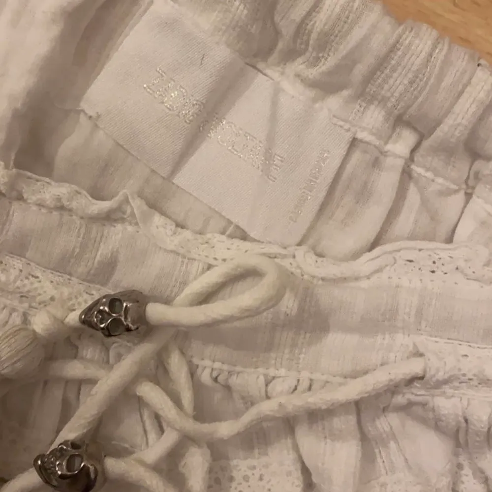 En så fin zadig kjol med massvis med fina detaljer vid fickorna och de små dödskallarna . Kjolar.