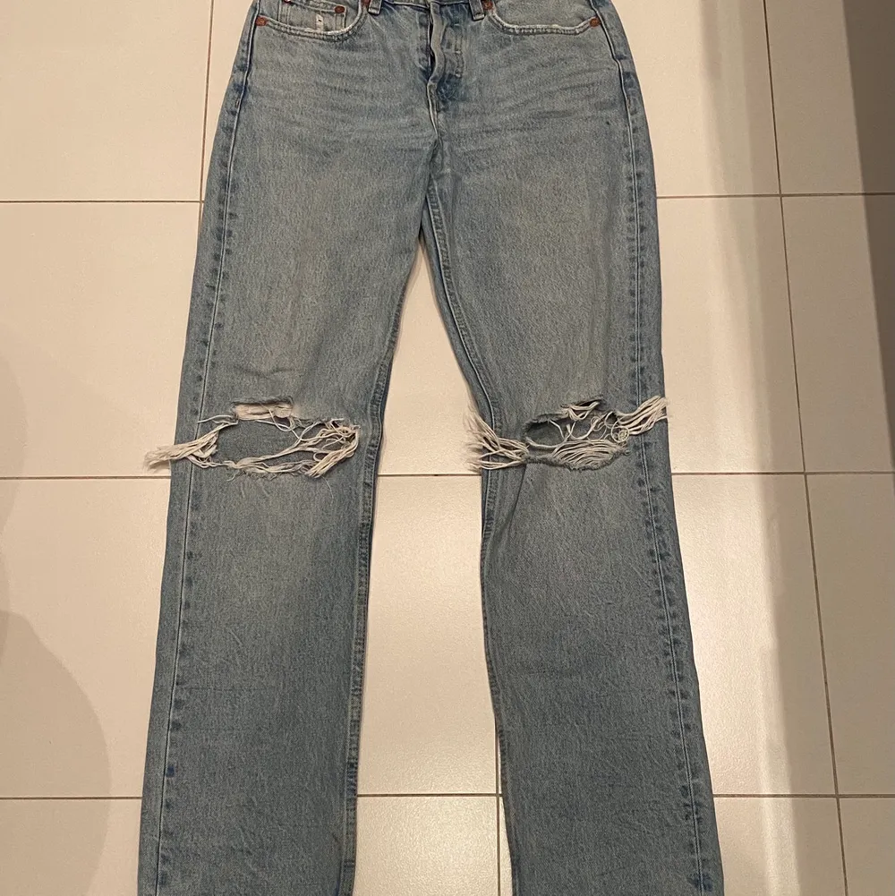 Mid Rise jeans som jag tror är slutsålda på hemsidan! De har hål på knäna och är väldigt fina! Dock gillar jag mer höga miljard jeans och säljer de där av!. Jeans & Byxor.