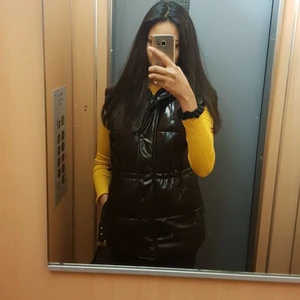 Väst - Säljer min fina väst eftersom.det har börjat bli kalt inga skador kan visa bättre bilder dm köparen står för frakten