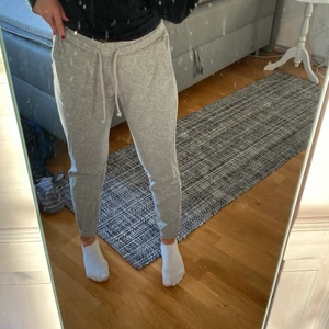 Mjukisbyxor XS - Helt vanliga gråa mjukisbyxor ifrån H&M i storlek XS😊