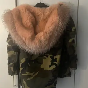 Har en army jacka med rosa päls (inte äkta päls) som jag vill sälja eftersom den knappt blir använd. Den passar Small och Medium. Säljer den för 500kr och sen frakt på det.                      Skåne 