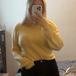 Gul stickad tröja - Jättefin gul tröja från Na-Kd! Inga defekter!